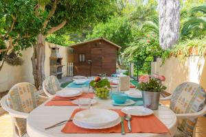een tafel met borden op een patio bij Bella in Alcudia