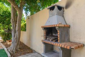 Ein für Gäste verfügbarer Grill im Ferienhaus