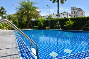 uma piscina com azulejos azuis num resort em Whale Marina Condominium em Na Jomtien