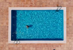 Výhled na bazén z ubytování Hotel El Coto De Quevedo nebo okolí