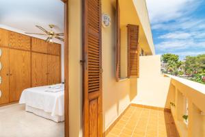 ein Blick aus der Tür eines Zimmers mit einem Bett in der Unterkunft Bella in Alcúdia
