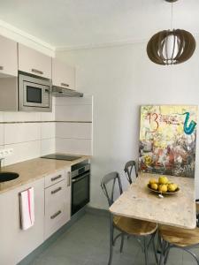 - une cuisine avec une table et un bol de fruits dans l'établissement Studio Entre Bords, à Les Trois-Îlets