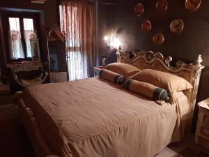 a bedroom with a large bed with pillows on it at La baia dei lupi in Rezzano
