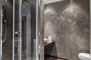 bagno con doccia, lavandino e servizi igienici di Via Roma Luxury Apartment by Wonderful Italy a Genova