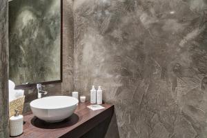 een badkamer met een witte wastafel op een aanrecht bij Via Roma Luxury Apartment by Wonderful Italy in Genua +15 foto's