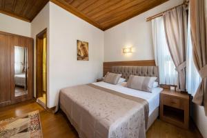 ein Schlafzimmer mit einem großen Bett in einem Zimmer in der Unterkunft Armistis Hotel in Mudanya