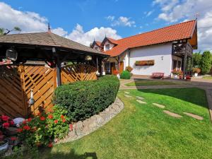 a house with a fence and a garden at Romir Pokoje Bardzo Gościnne in Sztutowo