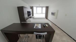 Kuchyň nebo kuchyňský kout v ubytování Temporal Suites