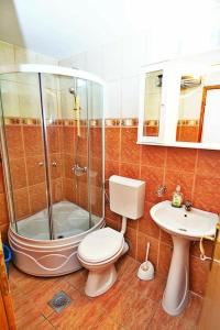 Un baño con ducha, inodoro y lavabo. en MARINOVIC APARTMENTS, en Budva