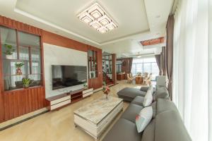 salon z kanapą i telewizorem w obiekcie Villa FLC BT 10 -04 w Ha Long