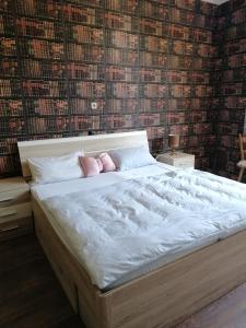 a bedroom with a large bed with two pink pillows at Hotelzimmer im alten Reihenhaus auf der Stadtmauer in Bacharach
