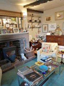 uma sala de estar com um sofá e uma lareira em The Old Rectory Bed & Breakfast em Abergavenny