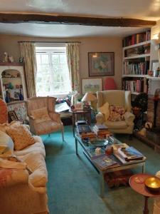 uma sala de estar com sofás e uma mesa de centro em The Old Rectory Bed & Breakfast em Abergavenny
