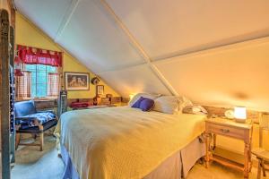 una camera con letto, scrivania e sedia di Warm and Inviting Jamaica Cabin with Grill Ski and Hike a Jamaica