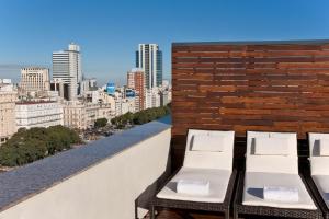 balcón con sillas y vistas a la ciudad en NH Buenos Aires 9 de Julio en Buenos Aires