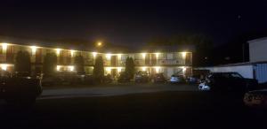un edificio con coches estacionados en un estacionamiento por la noche en Cache Creek Inn, en Cache Creek
