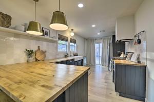 Modern Charm Home Less Than 3 Miles to Magnolia Market!