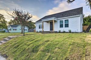 une maison blanche avec une grande cour dans l'établissement Modern Charm Home Less Than 3 Miles to Magnolia Market!, à Waco