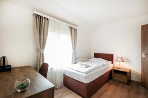 Uma cama ou camas num quarto em Hotel U Císaře
