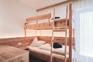 Ce lit superposé se trouve dans un dortoir avec une échelle. dans l'établissement Hotel Kristall, à Maranza