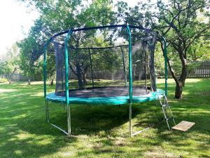 een trampoline in het gras in een park bij Chaloupka u lesa in Borotín