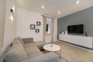 sala de estar con sofá y TV en Lanea, en Split