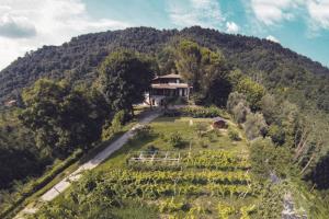 une vue aérienne sur une maison sur une montagne dans l'établissement Sasso di Luna, à Scanzorosciate