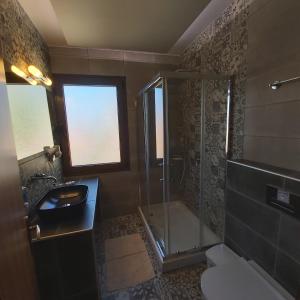 Ванная комната в Aeolic Star Hotel