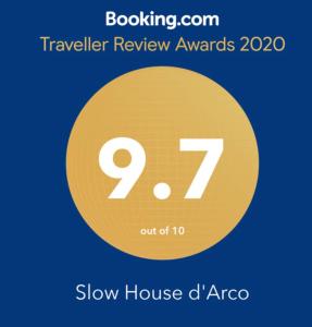 a yellow circle with the number seventy seven at Slow House d'Arco in São Brás de Alportel