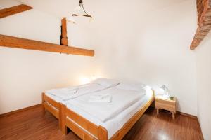Uma cama ou camas num quarto em Hotel U Císaře