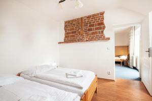 Uma cama ou camas num quarto em Hotel U Císaře