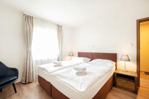 Uma cama ou camas num quarto em Hotel U Císaře
