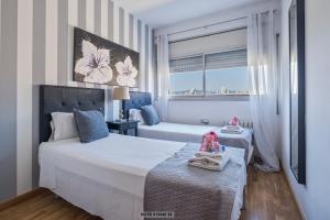 1 Schlafzimmer mit 2 Betten und einem Fenster in der Unterkunft Alcam Vila Olímpica in Barcelona