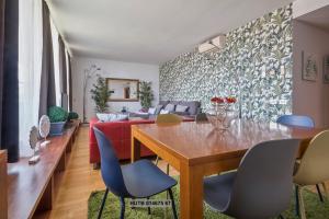 sala de estar con mesa, sillas y sofá en Alcam Vila Olímpica, en Barcelona