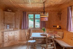 ein Esszimmer mit einem Tisch in einer Blockhütte in der Unterkunft Chalet Berghaus Manuaf in Schruns-Tschagguns