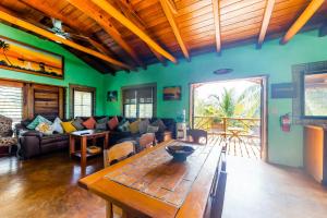 - un salon avec un canapé et une table dans l'établissement La Casa Pura Vida, à San Pedro