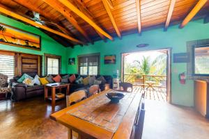 a living room with a couch and a table at La Casa Pura Vida in San Pedro