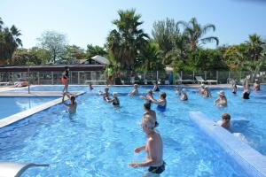 un groupe de personnes dans une piscine dans l'établissement Don Angel - Adults Recommended, à Santa Susanna