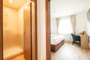 Uma cama ou camas num quarto em Hotel U Císaře