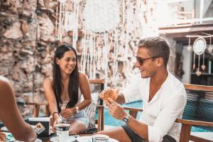 Un grupo de personas sentadas alrededor de una mesa en un restaurante. en Ahava Hotel, en Playa del Carmen