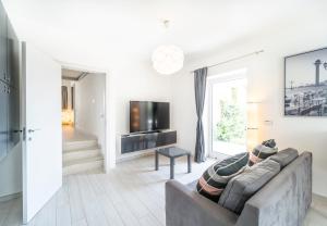 Televízia a/alebo spoločenská miestnosť v ubytovaní La Villa Holiday House