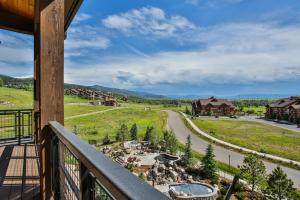 een balkon met uitzicht op een resort met een weg bij Trailhead Lodge 4100 in Steamboat Springs
