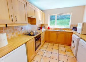 Cucina o angolo cottura di Fishermans Grove 3 Bed by Trident Holiday Homes