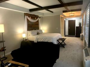 Säng eller sängar i ett rum på Cedar Stables Inn & Suites