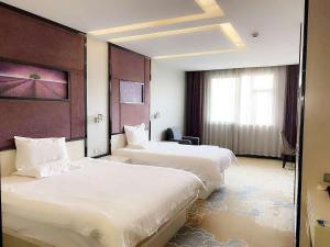 Habitación de hotel con 2 camas y ventana en 7Days Inn Nanjing Confucius temple Yudaojie, en Nanjing
