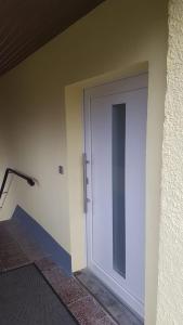 una puerta en el lateral de un edificio en Ferienwohnung Ilse, en Crottendorf