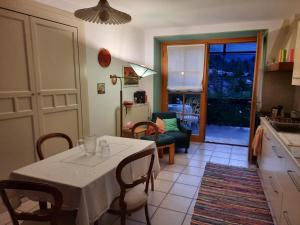 cocina con mesa y sala de estar con sofá en Alla Curva di Elia Manzoni, en Malè