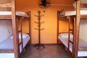 Bamboo Búzios Hostel客房内的一张或多张床位