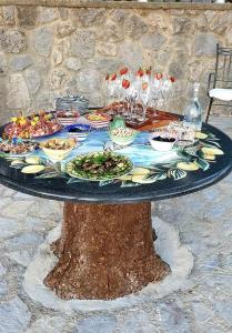 a table with plates of food on a tree stump at B&B Villa Reginella in Agerola