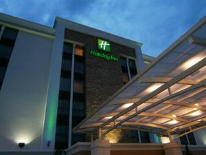 a hospital building with a houston inn sign on it at Holiday Inn Youngstown-South - Boardman by IHG in Boardman
